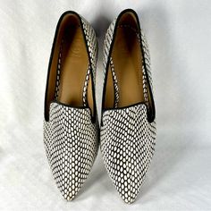 Tory Burch Snake Skin Pointed Toe Loafers Size 8 Slight Wear On Toes. See Photos. Otherwise, Excellent Condition. Questions? Leave A Comment Below! Chic White Almond Toe Flats, White Flats With Textured Sole For Work, White Flats With Leather Sole For Work, Classic White Pointed Toe Flats, White Leather Sole Flats For Workwear, Chic White Flats For Office, Formal White Pointed Toe Flats, White Slip-on Flats For Work, Chic White Loafers For Workwear