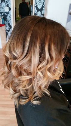 Blonde Strawberry Highlights, Medium Shaggy Haircuts, Mom Haircuts, Shaggy Haircuts, Hair Color Shades, Fall Hair Colors, Hair Color And Cut, Hair Envy