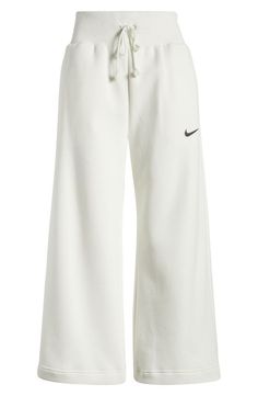 Cozy Pants Sweatpants, Cute Trendy Pants, Florida Outfits School, Nike Flared Sweatpants, Wide Leg Nike Sweatpants Outfit, Nike Flare Sweatpants, Nike Straight Leg Sweatpants, Nike Flare Sweatpants Outfit, Preppy Outfits For School Comfy