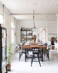 (@verdeolivo_dec) • Світлини та відео в Instagram Wood Dining Table Design, Nordic Palette, Kitchen Flooring Ideas, Rooms Ideas, Room Deco, Minimalism Interior, Dining Table Design, Scandinavian Home