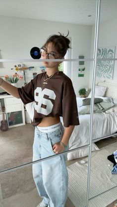 Style Inspo Streetwear, Streetwear Girls Outfit, Streetwear Fashion Tops, Medium Build Women Outfits, Outfits With Polo Shirts, Streetwear Outfits Girl, How To Style Oversized Tshirt With Jeans, Streetwear Girl Aesthetic, 90’s Outfit