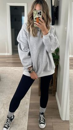 Fall Leggings Outfit, Casual Edgy Outfits, Everyday Outfits Fall, Casual Edgy, Stylish Mom, Sweatshirt Outfit, Casual Work Outfits, Edgy Outfits, Mom Outfits