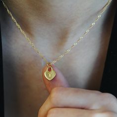 T Initial Jewelry, Jewelry Gifts For Girlfriend, Initial Locket Necklace, Gold Heart Initial Necklace, Couples Initial Necklace, Bf Initial Necklace, Necklace Initial Letter Aesthetic, Necklaces From Boyfriend, Boyfriend And Girlfriend Jewelry