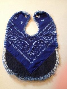 Denim Bandana, Jeans Recycling, Baby Gifts To Make, Sewing Jeans, Baby Bibs Patterns, Denim Baby, Blankets Baby, Blue Bandana, Burp Rags