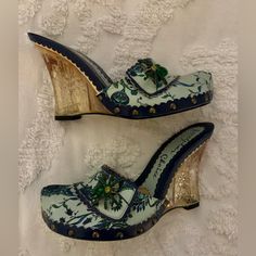 These Absolutely Stunning, Cool Af Clear Heel Wedge Mules From Avant-Garde Brit Brand Irregular Choice Will Have All Eyes Firmly Fixed On You! Gorgeous Baby Blue & Green Floral Leather Print Is Accented With A Green Jeweled Spider Clip. Please Note, Heel Cap On Left Shoe Will Need To Be Replaced (See Last Photo), I Factored This Into Pricing, Otherwise In Mint Condition From A Smoke-Free Home. Uk Size 39 1/2 Should Fit Us 8 1/2 To 9. Jeweled Spider, Irregular Choice Heels, Latest Fashion Shoes, Irregular Choice Shoes, Wedge Mules, Chunky Shoes, Irregular Choice, Heel Mules, Heel Caps