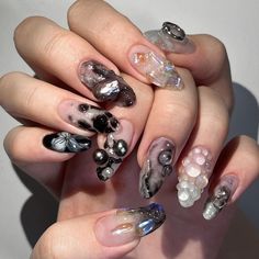 IG: editionnail Nails With Sparkles, Black Toe Nails, Hello Kitty Nails Art, Black Nails With Glitter, Witchy Nails, Cute Simple Nails, Pretty Gel Nails, Japanese Nails, Haifa