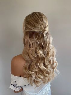 #glam #waves #bride #hairstyles #wedding #sleek #updo #halfuphalfdown #halfuphalfdownhairstyle #halfuphalfdownhair #bridesmaid #bridetobe #bridehairstyle #updohairstylesforweddings #bridehairstyle #weddingday Curled Hair With Half Up Half Down, Blake Lively Hair Half Up, Half Up Half Done Hairstyles Wedding, Bridesmaid Hairstyles Beach Waves, Half Up Half Down Soft Waves, Beachy Hairstyles Wedding, Clean Half Up Half Down Wedding Hair, Hair For Fancy Events, Homecoming Queen Hairstyles