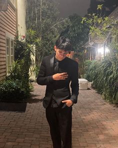 Men Prom Aesthetic, Guys Black Prom Outfit, Men Prom Looks, Mens Prom Fits, All Black Tuxedo For Men Prom, Prom Mens, Black Tux Aesthetic, Prom Ideas Men Aesthetic