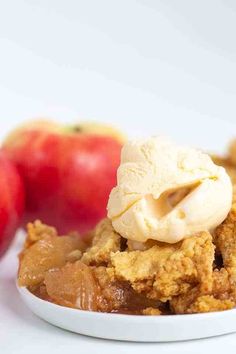 an apple crisp with ice cream on top