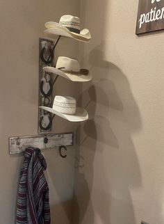 Vertical Hat Rack, Hat Rack Ideas, Cowboy Hat Rack, Horseshoe Crafts Projects, Viking Belt, Horseshoe Projects, Angle Iron, Rustic Background, Horseshoe Crafts