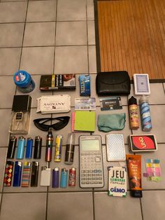 What's In My Backpack, Everyday Bag Essentials, Cute Couple Text Messages, Adventure Bags, Not Aesthetic, School Bag Essentials, Backpack Essentials, Inside My Bag, Purse Essentials