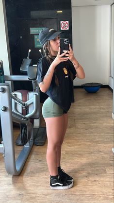 Gym Outfit Girl, Best Thigh Exercises, Vans Girl, Exercises At Home, Working Out Outfits, Gym Attire, Estilo Fitness, Clueless Outfits, Cute Gym Outfits