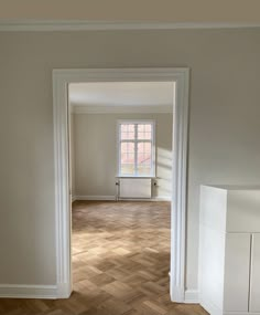 an empty room with hard wood flooring and white trim on the walls is shown