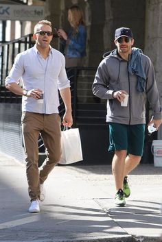 Image Coffee Date Outfit Men, Ryan Reynolds Jake Gyllenhaal, Beckham Style, Dad Style, Handsome Guys, Jake Gyllenhaal, Mens Lifestyle