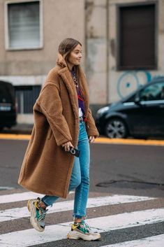 The Step Ahead - Sneakers Fashion 2024 Crossing The Street, Fall Fashion Coats, Milan Fashion Week Street Style, Street Style Fall Outfits, Moda Jeans, Teenage Fashion, Fashion Blogger Style, Milan Fashion Weeks