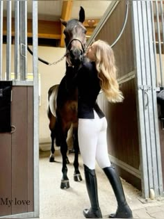 Women Horse Riding Aesthetic, Rich Horse Girl Aesthetic, Horse Back Riding Outfits Women, Old Money Horse Riding, Horseback Riding Clothes, Rich Equestrian Aesthetic, Rich Equestrian, Horse Riding Fashion, Woman Riding Horse