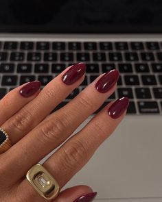 Transition Fall Nail Colors, Simple Nail Designs Burgundy, Burgundy Nails Short Almond, Nails Transition Summer To Fall, Good Nail Colors For Tan Skin, French Nails Creative, Short Red Fall Nails, Short Red Nails French Tip, Burgundy Biab Nails