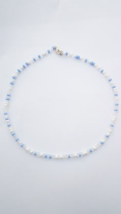 Cute Diy Necklaces Beads, Blue Bead Necklace, Perlesmykker Diy, Glass Bead Necklace Ideas, Beaded Chocker Ideas, Chokers Aesthetic, Trendy Beaded Jewelry, Bracelets To Sell