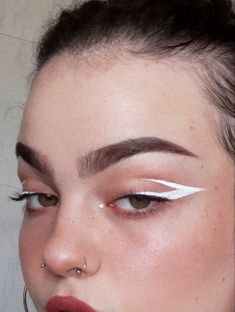 Maquillage On Fleek, White Eyeliner, Edgy Makeup, Makeup Eye Looks, Creative Eye Makeup, Elegant Makeup