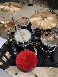 a bunch of drums that are sitting on the ground in front of some other instruments