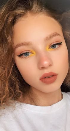 Simple Makeup Looks Colorful, Cute Makeup Looks Colorful Simple, Makeup Looks For Sleepy Eyes, Creative Everyday Makeup, Spring 2023 Makeup Trends, Simple Colorful Makeup, Indie Aesthetic Makeup, Subtle Colorful Eye Makeup, Valentines Day Makeup Simple