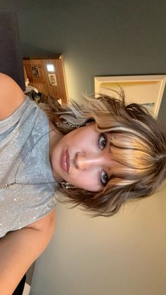 Short Hair Blonde Peekaboo, Short Shag Blonde Highlights, Bob With Bangs Color Ideas, Stripe Of Color In Hair, Cute Bleached Hair Ideas, Brown Hair Blonde Chunks, Cool Hair Bleach Ideas, Splotchy Hair Color, Color Blocking Hair Blonde