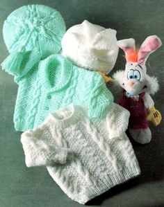 there are many knitted items on the table