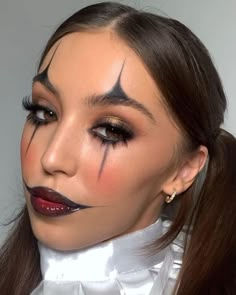 Halloween Makeup Clown Cute, Face Art Makeup Halloween, Clown Costume Hair Ideas, Very Simple Halloween Makeup, Clown Hair And Makeup, Halloween Makeup Eye Looks, Simple Clown Halloween Makeup, Simple Halloween Makeup Clown, Halloween Makeup Cute Simple