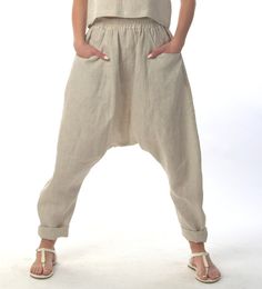 We present to you a unique pair of pants that will provide you with incredible comfort and style all summer long. Made from lightweight and breathable linen, these pants are designed to conform to your movements and give you the freedom you need. With a dropped bottom and slightly tapered legs at the hem, the trousers have a modern and tailored silhouette that accentuates your individuality. The elasticated waist ensures a perfect fit and all-day comfort. But that's not all! The trousers feature Melissa Miller, Loose Linen Pants, Linen Harem Pants, Pants Linen, Harem Pants Women, Drop Crotch Pants, Pants Plus Size, Boho Pants, Womens Pants