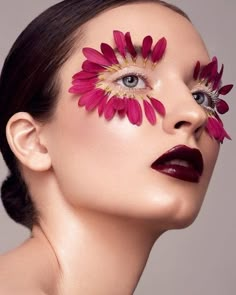 Movie Bloopers, Inspo Makeup, Flower Makeup, High Fashion Makeup, Face Art Makeup, Avant Garde Makeup, Flower Photoshoot, Photographie Portrait Inspiration, Photoshoot Makeup