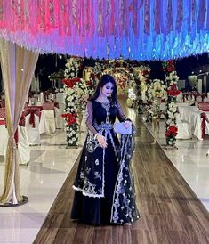 Frock Design Pakistani Wedding, Black Frock Design Pakistani, Black Frock Design, Pink And Black Dress, Bridesmaid Photoshoot, Black Frock, Diy Fashion Scarf, Body Con Dress Outfit, Wedding Pakistani