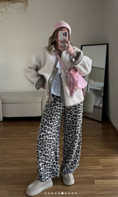 instagram: @sarahtey_ #ootd #outfit #outfits #springfashion #springoutfit #look #lookbook #outfittoday #ugg Styling Leopard Pants, Ugg Looks, Autumn 2024 Outfits, Leopard Outfits Aesthetic, Fun Colorful Outfits, Leopard Print Aesthetic Outfit, Leapord Pants Fit, Leopard Print Clothes Aesthetic, Pastel Winter Outfit