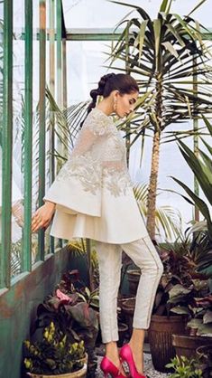 Solo blusa...🌼ZÜMRÜR🌼 Filipiniana Dress, Net Top, Hijab Styles, Stitching Details, Indian Designer Wear, Pakistani Fashion, Pakistani Dresses, Asian Fashion, Indian Outfits