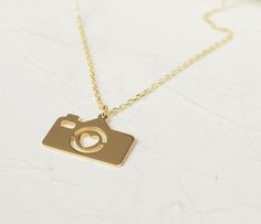 14k Solid Gold Tiny Camera Charm Necklace with Heart, Minimalist Photographer Jewelry, Dainty Camera Pendant, Christmas Gift for Traveler ♡ PRODUCT FEATURES ♡  * Material Selection: Sterling Silver, 14K Solid Gol * Color Selection: Yellow Gold, White Gold, Rose Gold * Necklace Lengths: 14 inches, 16 inches, 18 inches, 20 inches * Pendant Size: 8x12 mm * In addition to 14" -16" - 18" necklace lengths, it is possible to add +3 cm to silver products. (as adjustable)  ♡ OTHER ∙ FEATURES ✓ Anti-aller Camera Pendant, Heart Minimalist, Camera Charm, Tiny Camera, Gift For Traveler, Necklace With Heart, Diamond Choker Necklace, Material Selection, Jewelry Dainty