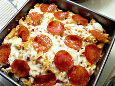 pizza pasta - pasta, egg, milk, jar sauce, pizza toppings, cheese - easy and sounds delicious! Can freeze before baking, then defrost and bake as directed. Slow Cooker Pizza Pasta, Pizza Pasta Casserole, Italian Casserole, Dump And Bake, The Seasoned Mom, Pizza Casserole, Pasta Casserole, Giada De Laurentiis