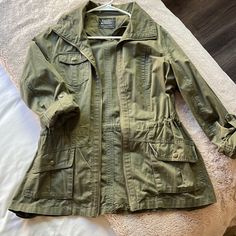 Army Green Size Medium Jacket. Adorable And Never Worn! Soldier Green Outfit, Green Cargo Jacket Outfit, Green Jacket Aesthetic, Army Inspired Outfit, Army Green Jacket Outfit, Mechanic Clothing, Survival Jacket, School Clothes List, Cargo Jacket Outfit