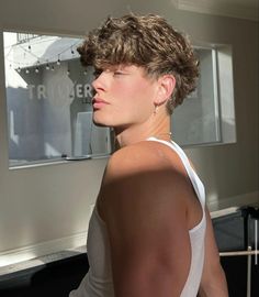 henrique medeiros vasconcelos Classic Mens Hairstyles, Surfer Hair, Men Haircut Curly Hair, Mens Hairstyles Thick Hair, Wavy Hair Men, Faded Hair, Wavy Haircuts, Men Haircut Styles, Haircuts For Wavy Hair