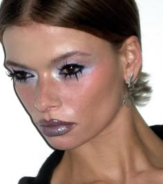 Metallic Makeup Aesthetic, Metallic Makeup Looks, Wet Look Makeup, Abstract Makeup, Chanel Runway Makeup, 2000s Editorial Makeup, Chrome Makeup Editorial, Y2k Editorial Makeup, Fish Makeup