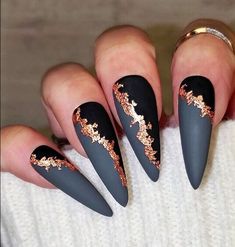 Fusion of grey and black nail polish in matte finish with rose gold foil on super long stiletto nails Copper Nails Designs, Grey Nail Designs, Nagellack Trends, Stiletto Nails Designs, Rose Gold Nails, Gray Nails, Glam Nails, Foil Nails