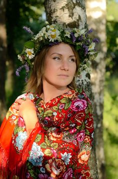 Павлопосадский платок, красный платок, венок, русская девушка Floral Tops, Floral, Women's Top