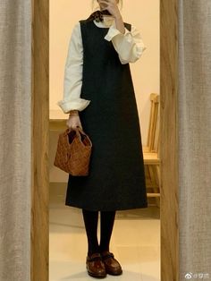 Japanese Work Outfit, Japanese Workwear Women, Dress With Shirt Underneath, Minimalist Fashion Women, 가을 패션, Casual Fall Outfits, Modest Outfits