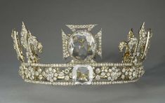 Queen Mary's crown  wow 2200 diamonds and the Koh I Noor diamond on top Repinned by Pinterest Pin Queen Koh I Noor Diamond, British Crown Jewels, Royal Jewellery, Koh I Noor, Beautiful Tiaras, The Crown Jewels