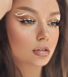 15 Estilos de delineado gráfico para realzar tu linda mirada Grafik Eyeliner, Editorial Make-up, Matte Make Up, Makeup Zombie, Make Up Designs, Makeup Tip, Cat Eyeliner