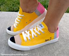 Pencil Shoes, Preschool Teacher Outfits, Teacher Shoes, Painting Teacher, Painted Shoes Diy, Classroom Idea, White Canvas Shoes, Diy Sneakers, Diy Pencil