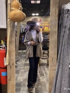 Poncho Western Outfit, Western Shawl Outfit, Vaquera Winter Outfit, Pbr Outfit For Women Rodeo, Baile Outfits Jaripeo Winter, Cold Jaripeo Outfits, Winter Jaripeo Outfits, Winter Vaquera Outfits