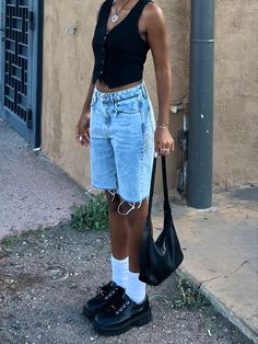 Short Fits Aesthetic, Baggy Denim Shorts Outfit Street Styles, Women’s Jorts Outfit, Girls Jorts Outfit Summer, Dad Jorts Outfits, Summer Outfits 2024 Short Women, Skater Jorts Outfit, Jorts Inspo Woman, Jorts Outfit Women’s Aesthetic