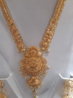 Gold Haar Design Dubai, Ranihaar Gold Indian Jewelry, Gold Long Necklace Indian Bridal, Dubai Gold Jewellery Design Necklaces, Gold Necklace Set Long, Gold Haar Design, Rani Har Gold, Necklace Design Ideas, Rani Har