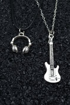 Music-Themed Jewelry Collection: In our store, you can find special necklaces featuring symbols like headphones and an electric guitar, perfect for music enthusiasts. These necklaces also include skull figures, making them ideal gift options for music lovers. Gifts Tailored for Rock and Metal Enthusiasts: Our electric guitar-themed necklaces offer an excellent gift idea for rockers, metalheads, and punk enthusiasts. They represent the raw and rebellious side of music while adding a unique touch Cheap Edgy Jewelry For Concerts, Cheap Emo Choker For Concerts, Affordable Metal Jewelry For Concerts, Cheap Rock Style Jewelry For Concerts, Cheap Trendy Choker For Concerts, Cheap Metal Grunge Jewelry, Punk Rock Gift Basket, Guitar Gifts For Teens, Cheap Nickel-free Jewelry For Streetwear