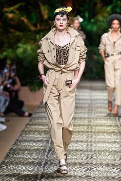 Dolce & Gabbana Spring 2020 Ready-to-Wear collection, runway looks, beauty, models, and reviews. Vespa Retro, Winter Outfits For Work, Fashion Spring