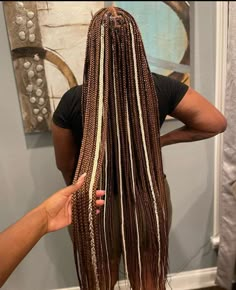 mixed color knotless braids Dark Blonde Braids Black Women, Dark Brown And Blonde Braids, Mixed Color Knotless Braids, Mixed Color Braids, Braids Hair Color, Color Knotless Braids, Color Braids, Latest Braided Hairstyles